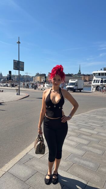 Full leaked Badmomzjay private onlyfans photo