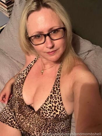 Bustyblondmombshell