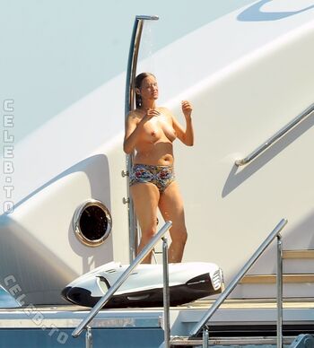Full leaked Yasmin le bon page private onlyfans photo