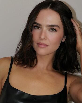 Full leaked Zoey deutch page private onlyfans photo